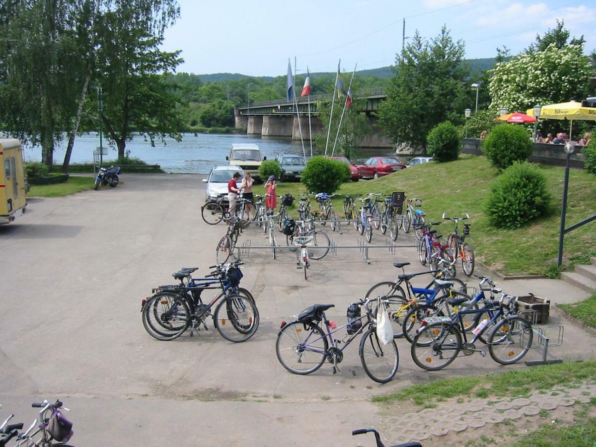 Gaestezimmer Auf Dem Campingplatz コンツ エクステリア 写真